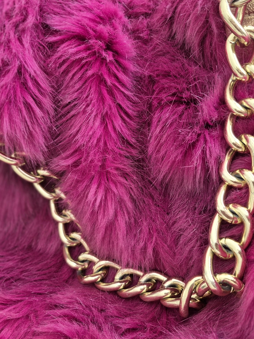 Betsey Johnson Plush Faux Fur Shoulder Bag in Magenta with Gold Chain - Picture 5 of 7